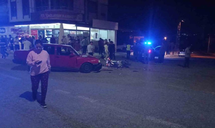 Pınarbaşı Mahallesi'nde trafik kazası: otomobil ve motosiklet çarpıştı, 3 kişi yaralandı