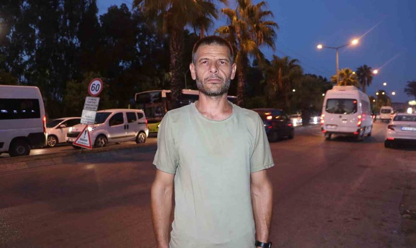 Adana’da kapıları açık giden otobüs bisikletliyi düşürdü, sürücü durmadan uzaklaştı