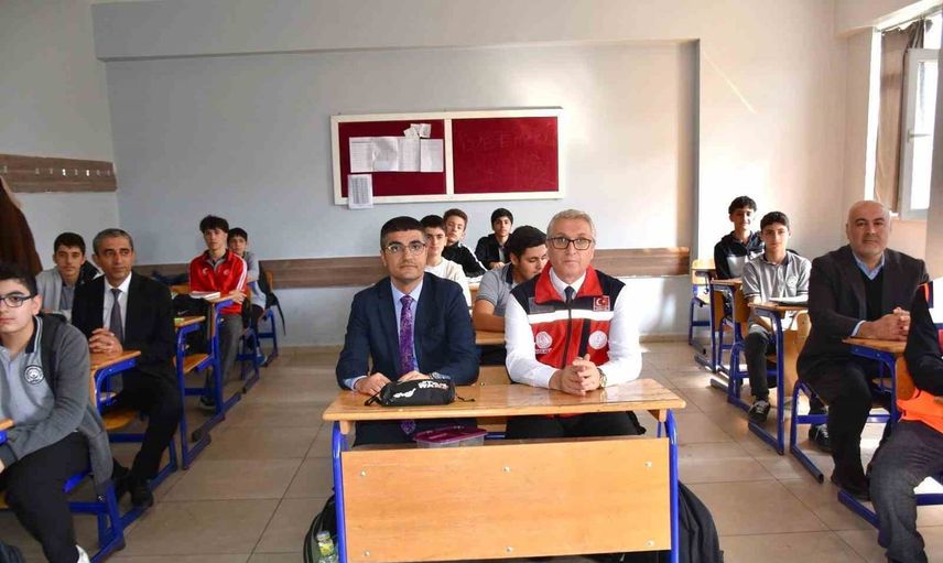 Batman'da okullarda eş zamanlı tahliye: öğrenciler 'çök-kapan-tutun' uyguladı