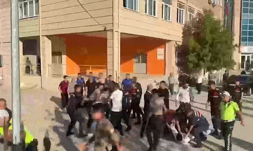 Okul önündeki silah ihbarı velileri okula akın ettirdi