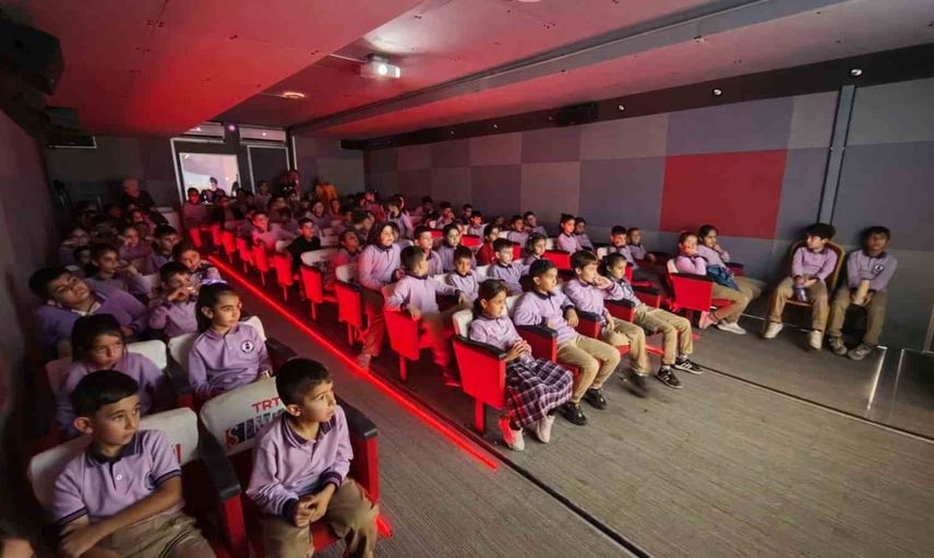 Ahlat'ta çocuklara beyaz perde sürprizi: TRT sinema tırı ilçede