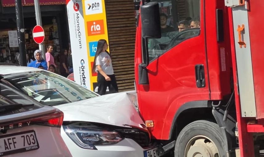 Adıyaman'da kontrolü kaybeden sürücünün otomobili park halindeki kamyonete çarptı