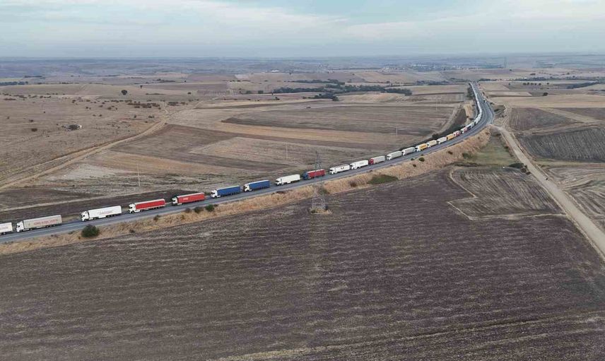 Hamzabeyli'de 37 kilometrelik tır kuyruğu sürücüleri mağdur ediyor