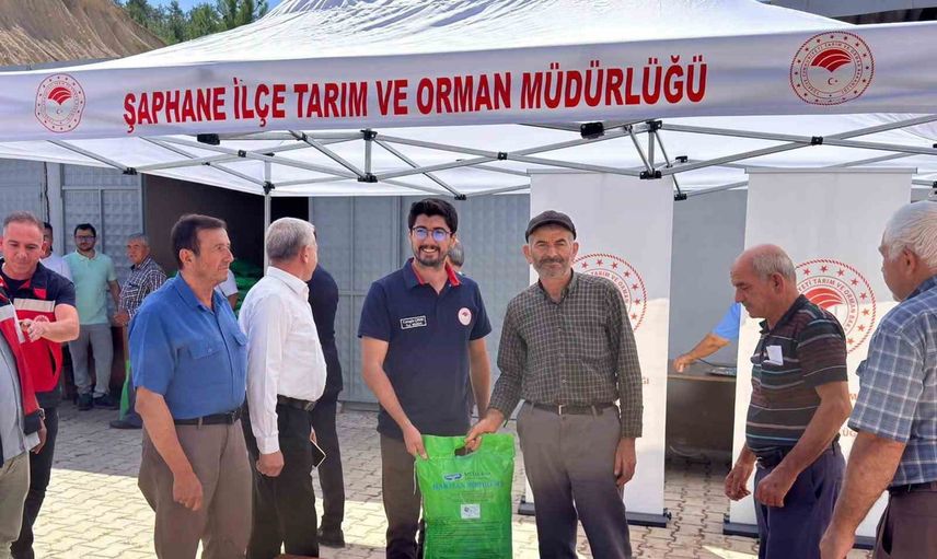 Şaphane üreticilerine yüzde 50 hibeli bordo bulamacı dağıtıldı