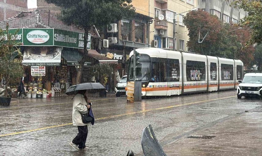 Eskişehir'de aniden bastıran sağanak kent merkezinde yaşamı yavaşlattı