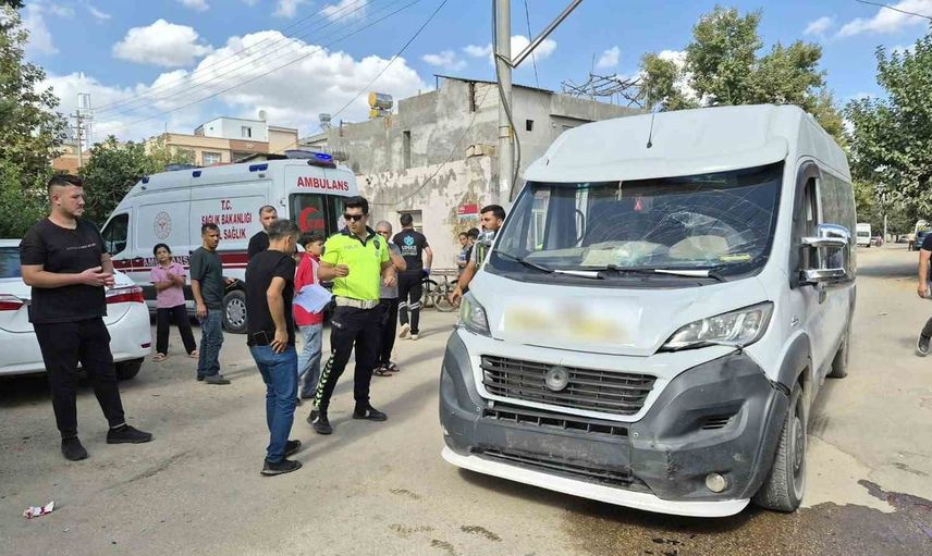 Adıyaman'da sokak ortasında çarpışma: motosiklet sürücüsü hastaneye kaldırıldı