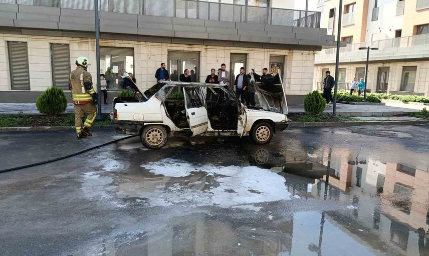 Kahramanmaraş'ta sokak önünde motoru yanan otomobil itfaiye tarafından söndürüldü