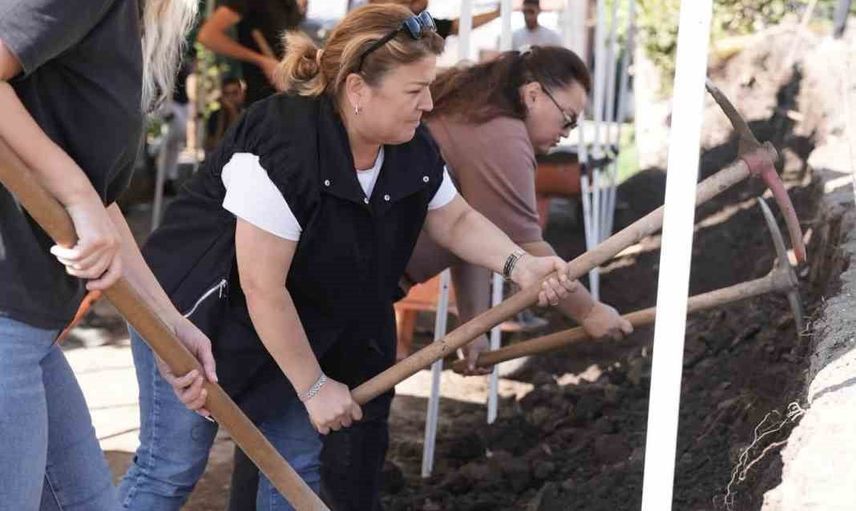Destek ekipleri Konuralp Antik Tiyatro kazılarına gönüllü katkı sağladı
