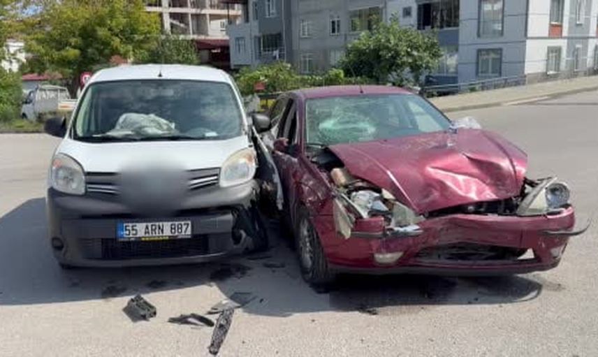 Samsun'da iki aracın çarpışması: sürücü ve oğlu yaralandı