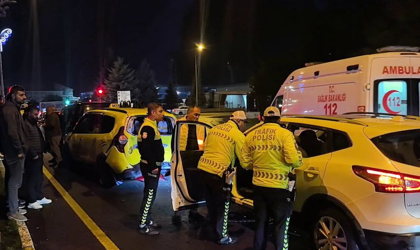 Farabi Bulvarı'nda gece trafiği aksadı: dört araç karıştı, bir sürücü yaralandı