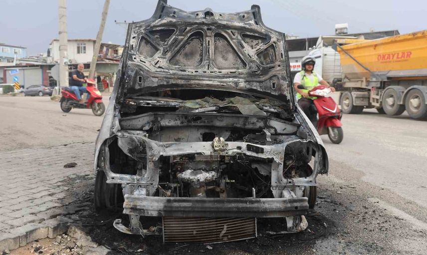 Hatay'da yolda alev alan Fiat Doblo kısa sürede kullanılamaz hale geldi