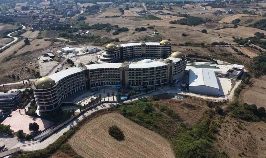 Termal'de otelden çıkarılan 110 çalışan alacakları için direniyor