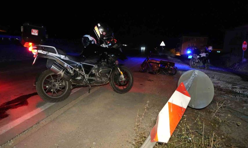 Trafik levhasına çarpan motosiklet hurdaya döndü, sürücü ağır yaralandı