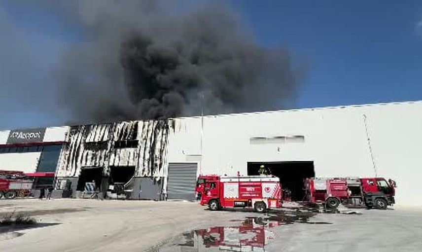 Mersin'de temizlik malzemesi fabrikasında yangın: müdahale sürüyor