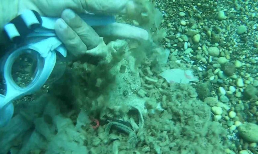 Dalgaların öğüttüğü plastikleri çöp şişe dönüştüren profesör: Konyaaltı'ndaki kirliliği kabullenemiyorum