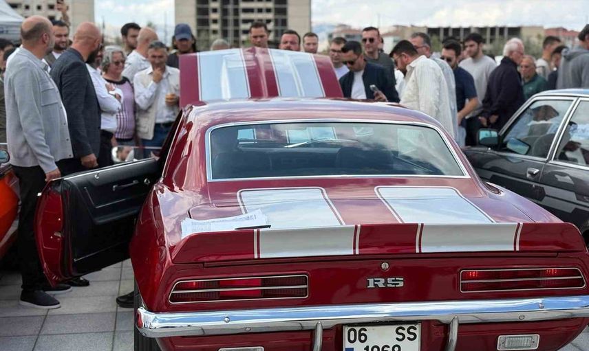Sincan Park'ta nostalji rüzgarı: klasik otomobil festivali ilgi gördü