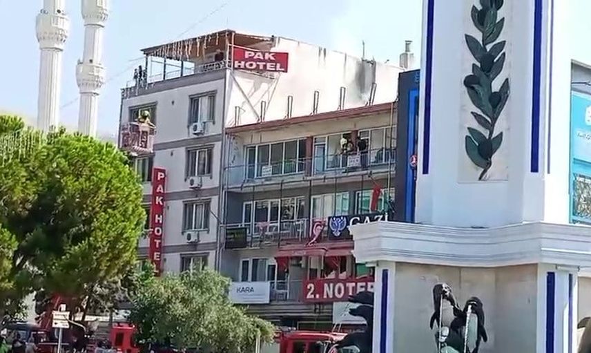 Gemlik çarşısında çatıda çıkan alevler itfaiye tarafından bastırıldı