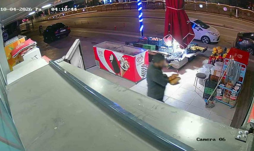 Kasadaki uykuyu fırsat bilen hırsız kameraya böyle yansıdı