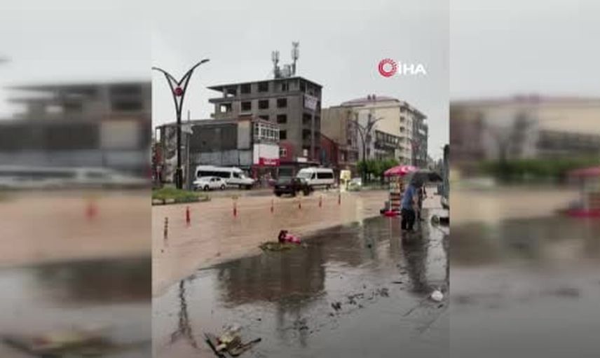 Rize'de yağış sonrası sahil ilçelerinde iş yerleri ve yollar sular altında