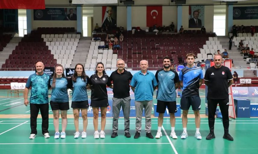 Akdeniz oyunları'nda derece alan milli badmintonculara federasyondan raket
