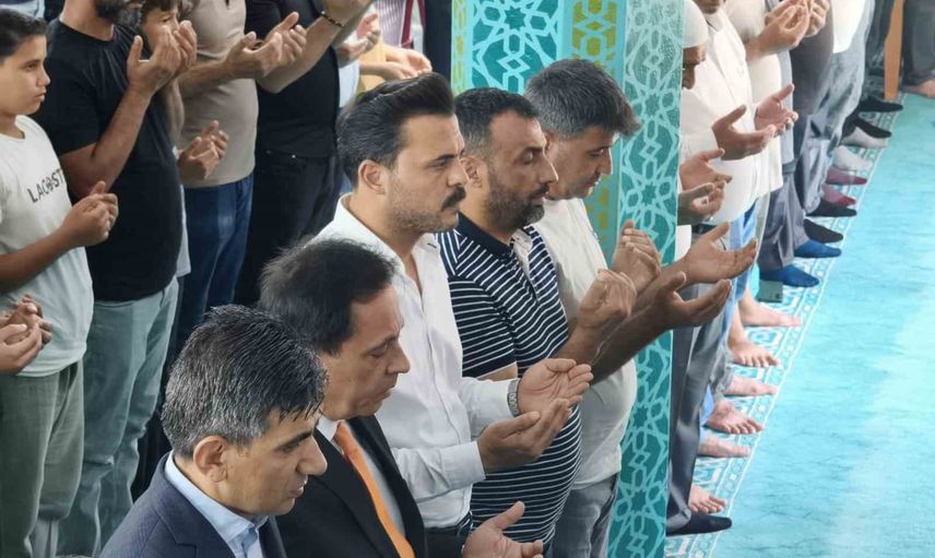 Reyhanlı'da tatil dönüşü kaybolan kardeşler için gıyabi cenaze namazı