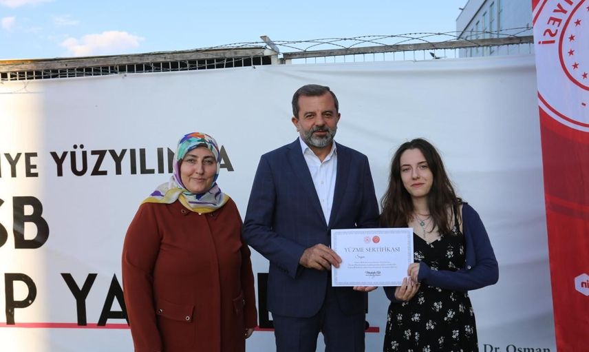 Gürsu'da yüzme öğrenen kadınlar sertifikalarını aldı