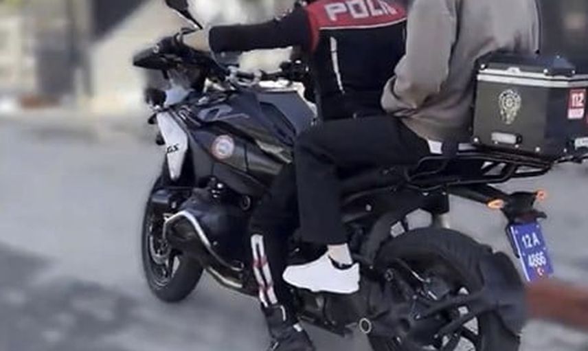 Bingöl'de motosikletli polisler KPSS adaylarına zamanında destek verdi