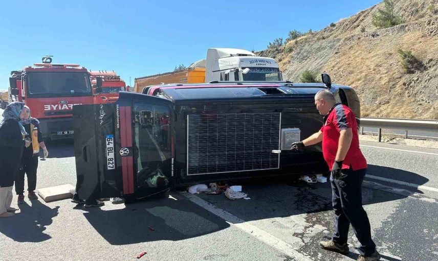 Selimiye mevkiinde devrilen ticari araçta üç kişi yaralandı