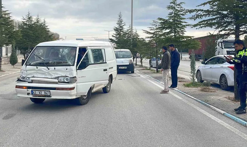 Bahçelievler mahallesinde trafik kazası: panelvan traktör römorkuna çarptı, 1 yaralı