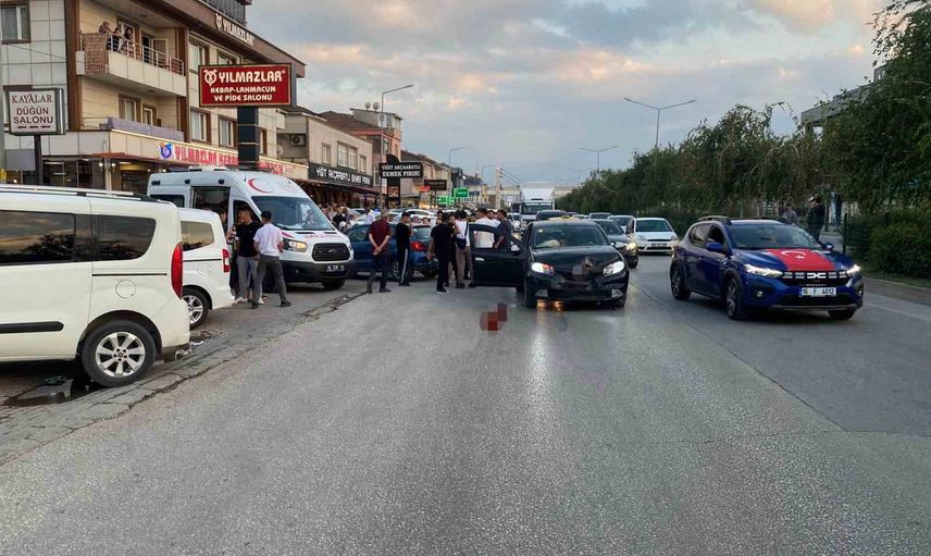 Motosikletli çiftin kıl payı kaçtığı çarpışmada 4 kişi yaralandı