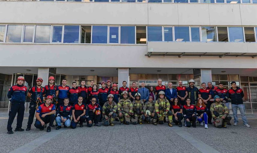 İzmir itfaiyesi İZSU ile saniyelerin belirlediği tatbikatta hız ve koordinasyonu test etti