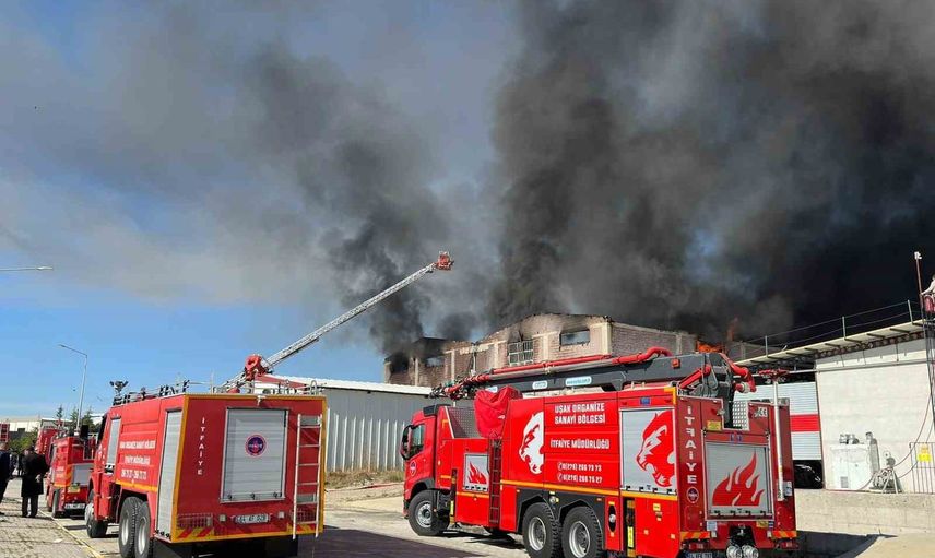 Uşak’ta elyaf üretim fabrikasında yangın kontrol altına alındı, soğutma sürüyor