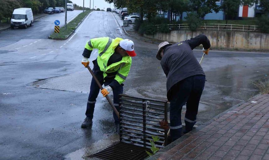 Çayırova'da ekipler geceyi yağmura karşı mazgalları temizleyerek geçirdi