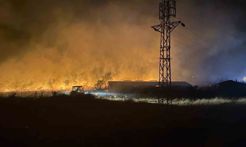 Çanakkale'de otluk yangını rüzgârın etkisiyle tarım arazilerine sıçramadan söndürüldü