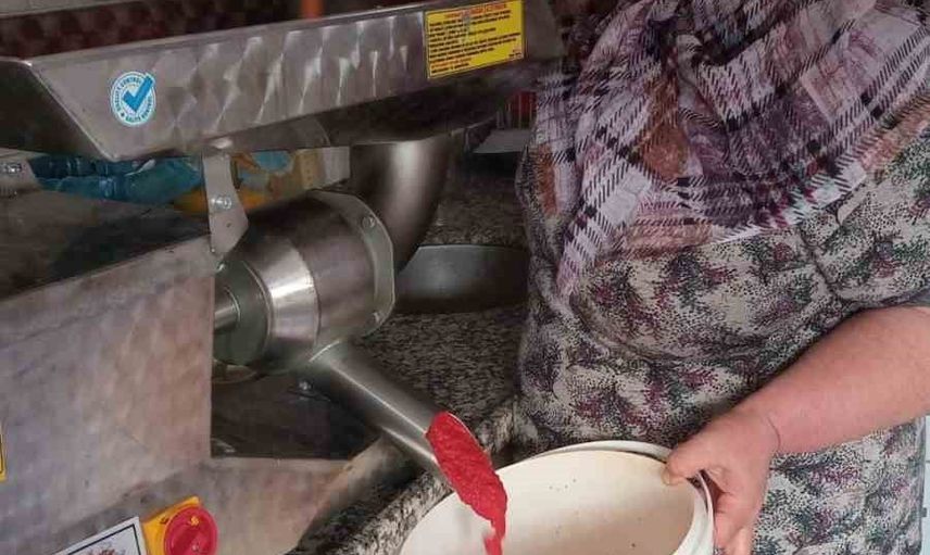 Yağmurca köyünde kadınların yükünü hafifleten salça makinesi desteği