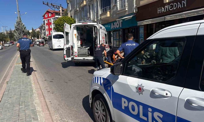 Kütahya'da park halindeki otomobile açılan kapı motosikleti devirdi: 2 yaralı