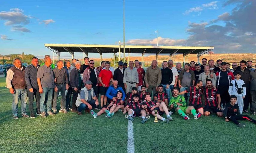 Özvatan'da 14 takımlı bal futbol turnuvası Kermelikspor şampiyon oldu