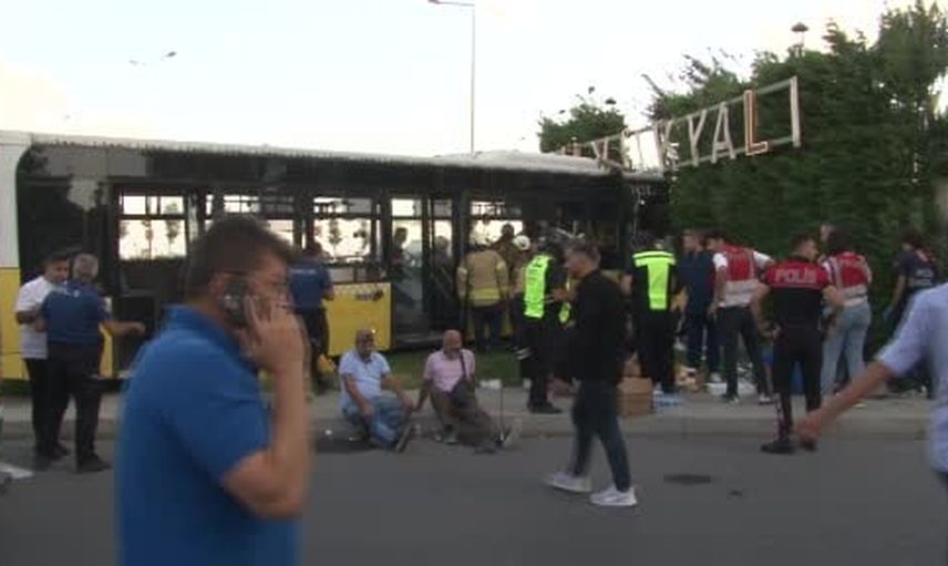 Kennedy caddesi'nde panik: İETT otobüsü sitenin duvarına çarptı