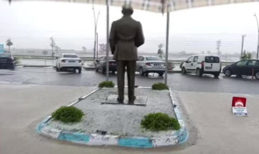 Arsuz'da dolu yaşamı etkiledi: belediye binası ve yollar su altında kaldı