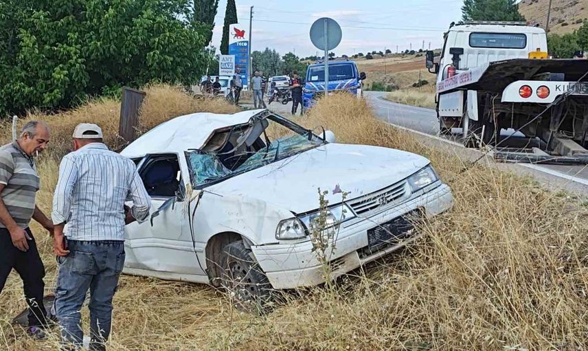 Yalvaç'ta direksiyon hakimiyetini kaybeden sürücü şarampole devrildi