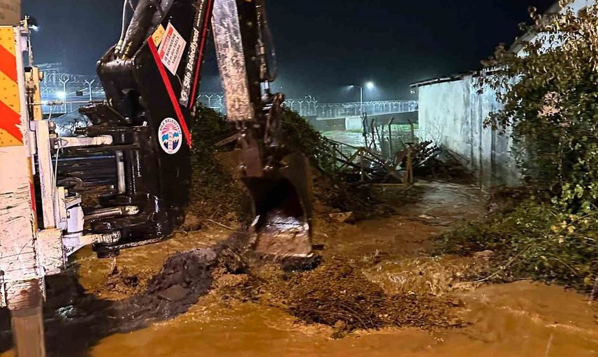 Şile'de suyun önüne çalışan ekipler: gece boyunca dere ağızları ve yollar temizlendi