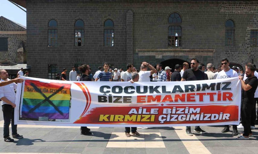 Sur'da cami önünde tepki: aile ve gelecek için itiraz