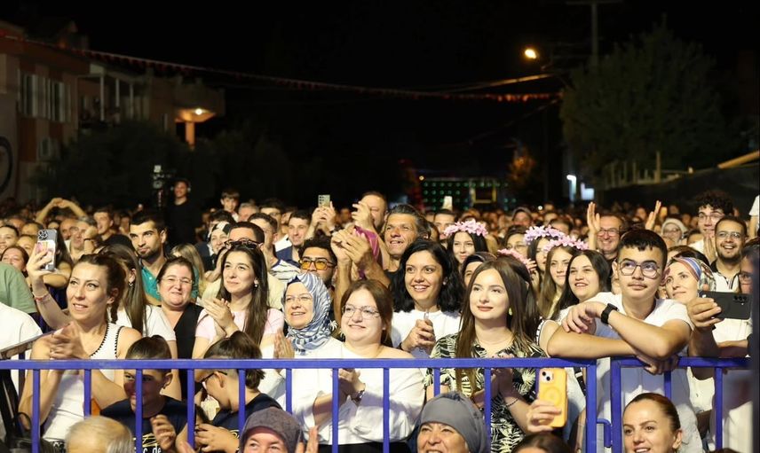 Tavas'ta zeybek şöleni Rafet El Roman konseriyle renklendi