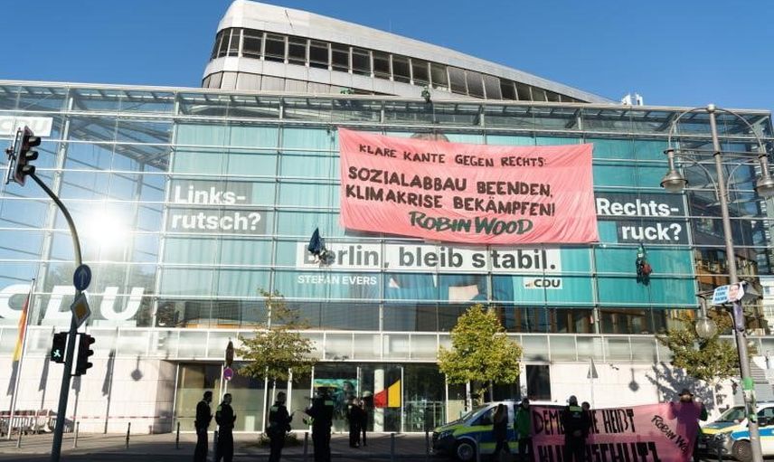Çatıya pankart astılar: CDU genel merkezinde iklim aktivistlerinin protestosu