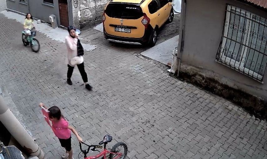 Piraziz'de bisikletinden inip bayrağı öpen Nehir'in davranışı yürek ısıttı