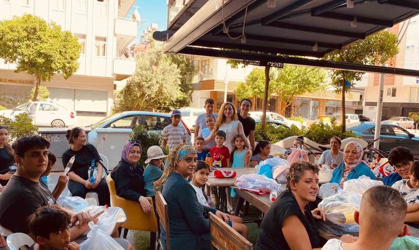 Kanseri üç kez yenen gönüllü anne, tedavi gören çocuklara kırtasiye desteği sağladı