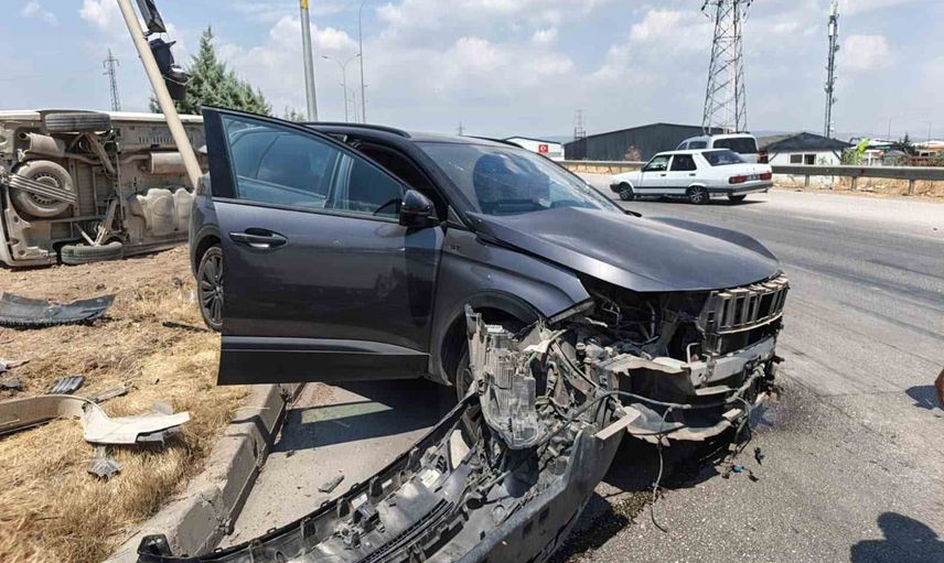 Pazarcık'ta çarpışan ticari araçlardan üç kişi yaralandı