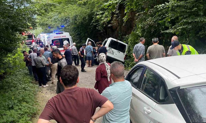 Araklı'da kontrolden çıkan araç kanala yuvarlandı: 5 yaralı