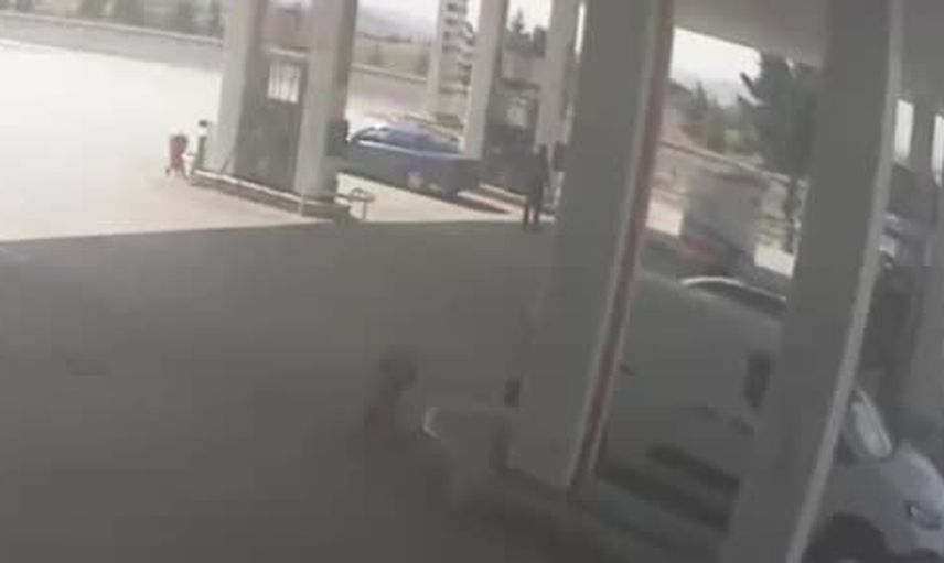 E-90 Temelli'de güvenlik kamerası görüntüleri ortaya çıktı: midibüs takla atıp park halindeki tıra çarptı