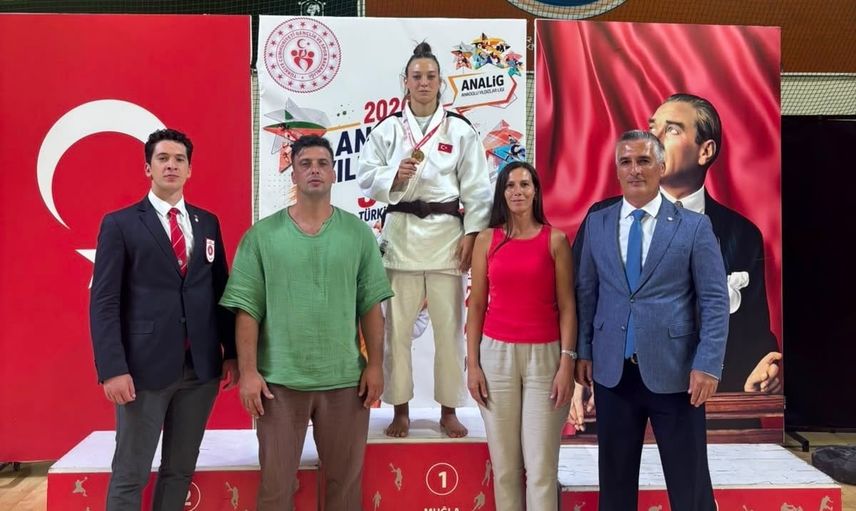 Eskişehirli Tuana Kambur Muğla'da altına uzanarak Türkiye şampiyonu oldu